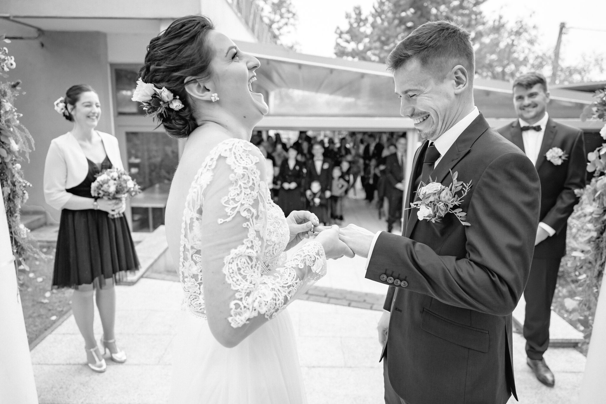 svatební focení, svatební salon blovice, navlékání prstenů, svatební obřad, nevěsta a ženich, výzdoba kytky od kokšína, Hotel u pramenů Plzeň